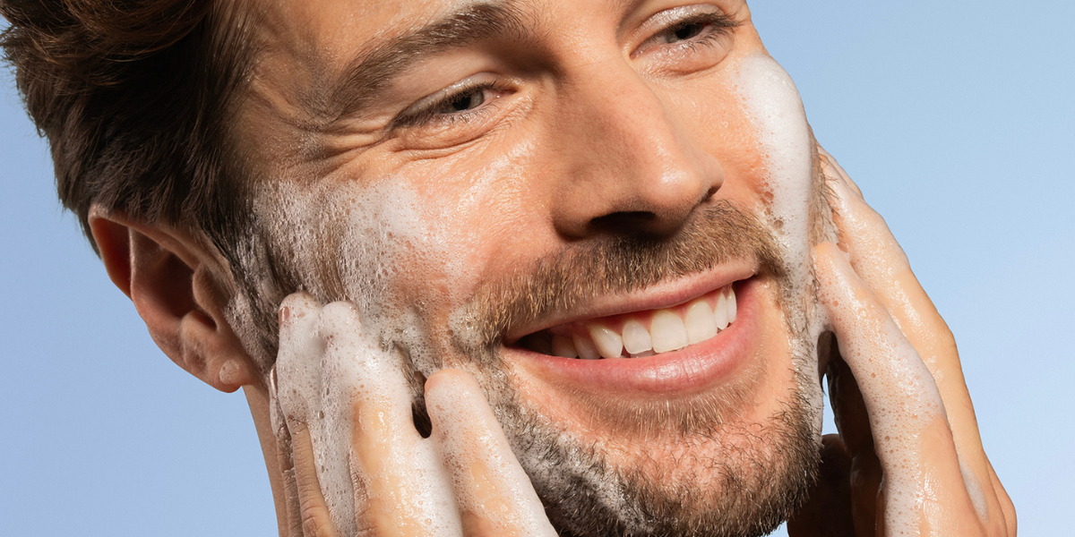 Aruba Aloe men washing face
